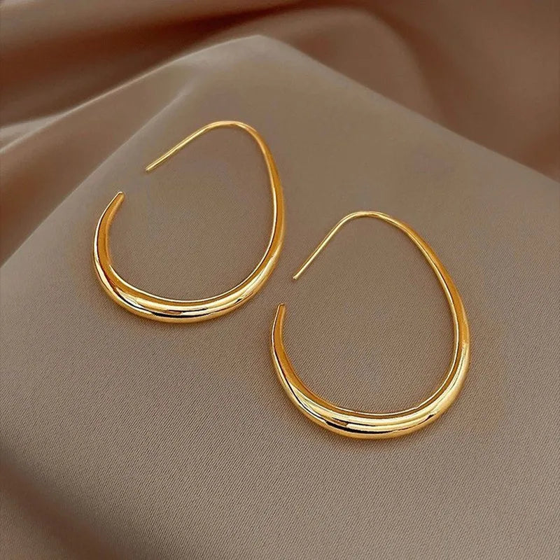AquaDrop Earrings – 18K Gold Plated Elegance  Fluid shape. Golden shine. Everyday luxury.