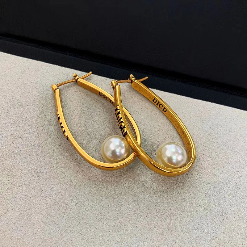 AquaDrop Earrings – 18K Gold Plated Elegance  Fluid shape. Golden shine. Everyday luxury.