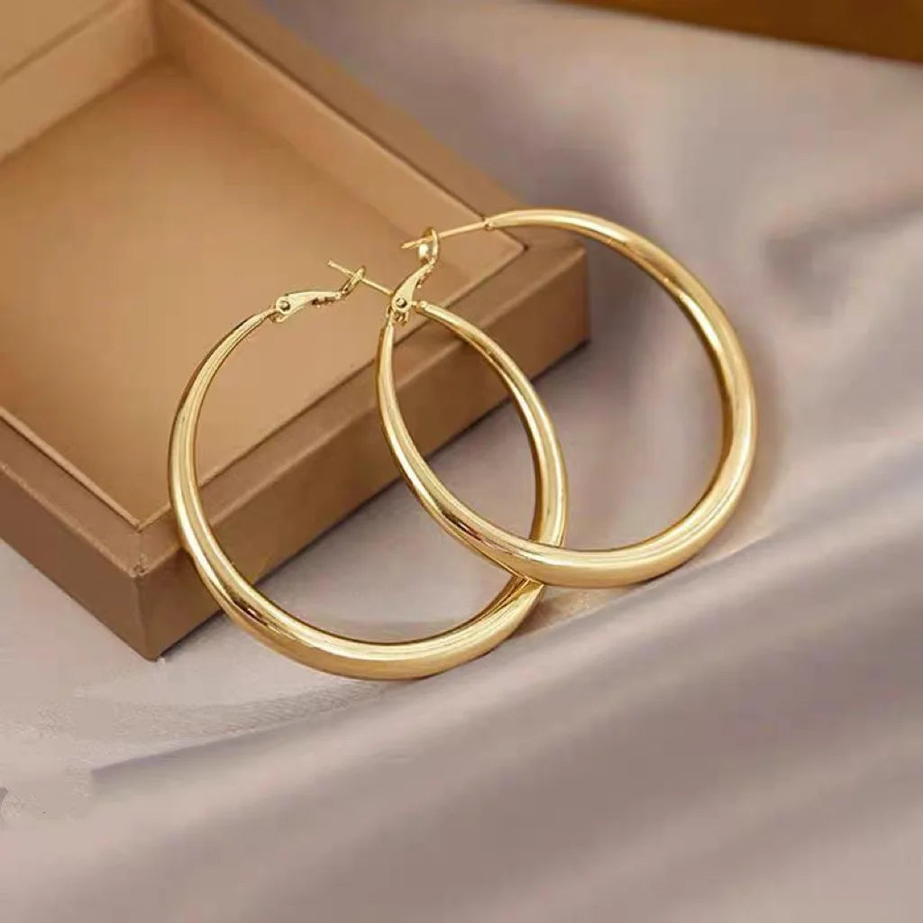 AquaDrop Earrings – 18K Gold Plated Elegance  Fluid shape. Golden shine. Everyday luxury.