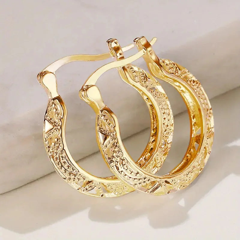AquaDrop Earrings – 18K Gold Plated Elegance  Fluid shape. Golden shine. Everyday luxury.