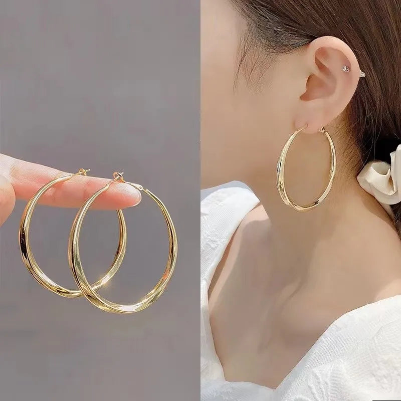 AquaDrop Earrings – 18K Gold Plated Elegance  Fluid shape. Golden shine. Everyday luxury.
