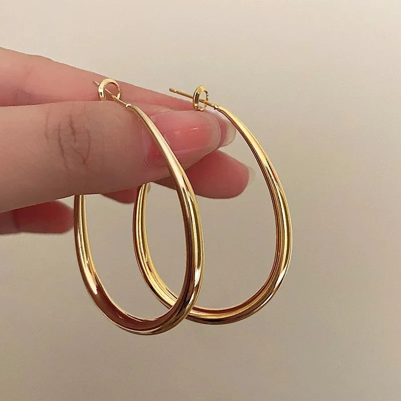 AquaDrop Earrings – 18K Gold Plated Elegance  Fluid shape. Golden shine. Everyday luxury.