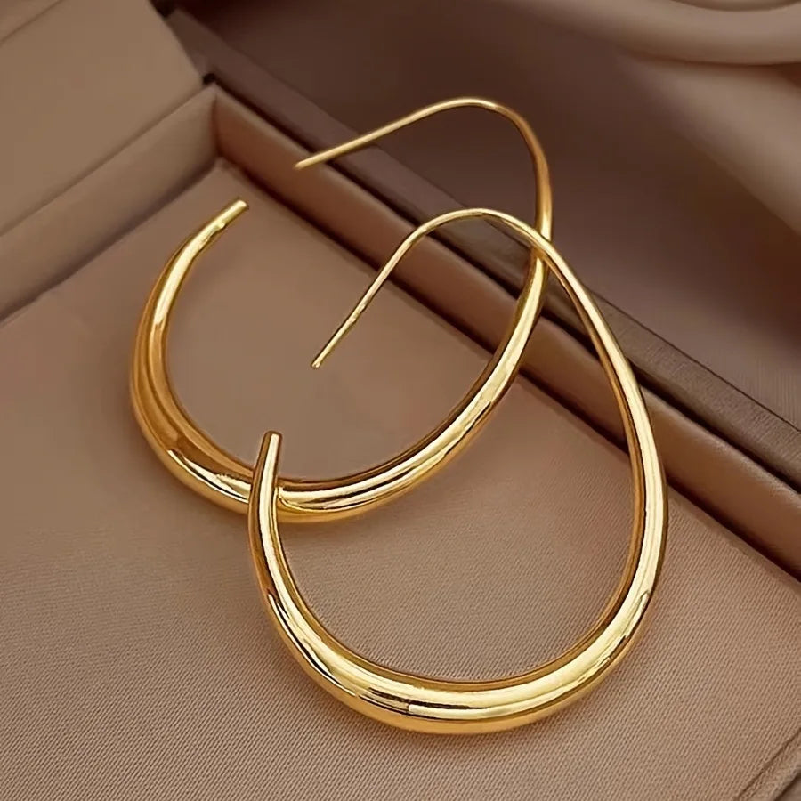 AquaDrop Earrings – 18K Gold Plated Elegance  Fluid shape. Golden shine. Everyday luxury.