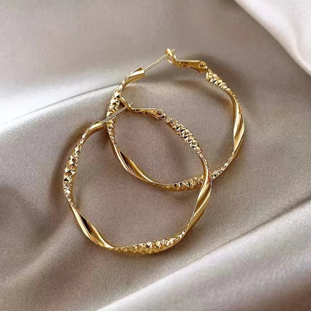 AquaDrop Earrings – 18K Gold Plated Elegance  Fluid shape. Golden shine. Everyday luxury.
