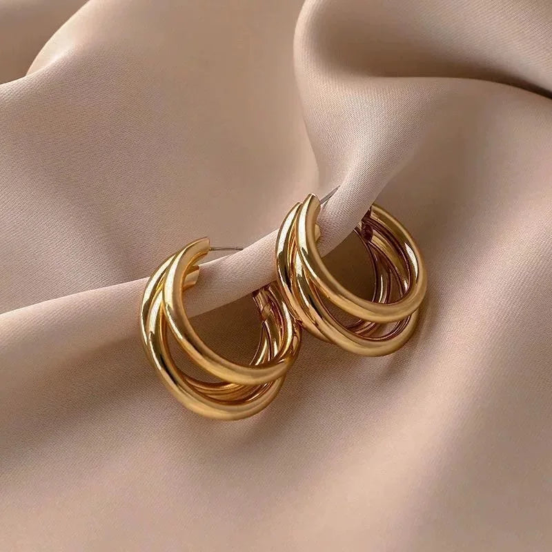 AquaDrop Earrings – 18K Gold Plated Elegance  Fluid shape. Golden shine. Everyday luxury.