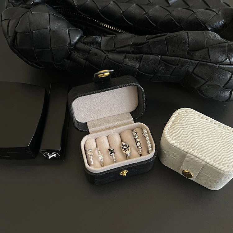 Mini Luxe Jewelry Case – Portable Travel Organizer  Small size. Smart storage. Travel in style.